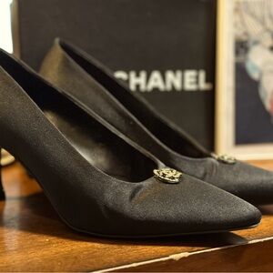 Chanel CLASSIC Pump BLACK HEELS rhinestone CAMELIA on toe US 6 UK36 box included